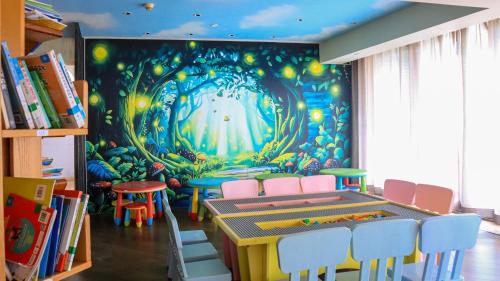a room with a ping pong table and chairs at Shenzhen Dameisha Kingkey Palace Hotel in Shenzhen