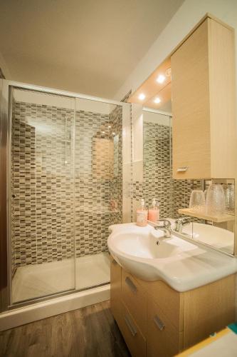 a bathroom with a sink and a shower at Appartamento open space al civico 29 in Collestrada