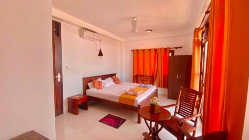 เตียงในห้องที่ Arrow Beach Hotel