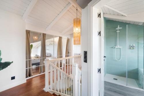 a bathroom with a walk in shower and a glass shower stall at Camino Blanco in Ibeas de Juarros