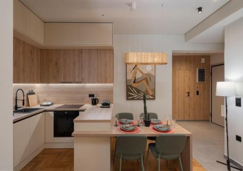 LIV - Chic 2BR Signature Flat Near Metro