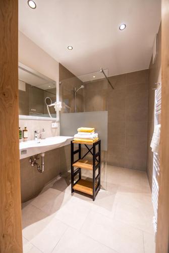 a bathroom with a sink and a mirror at Hotel Garni Zerza in Tröpolach
