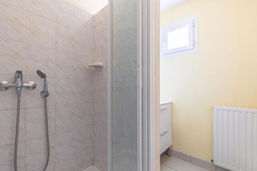 a shower with a glass door in a bathroom at Duplex N°1 - Résidence Balnéaire in Le Port-des-Barques