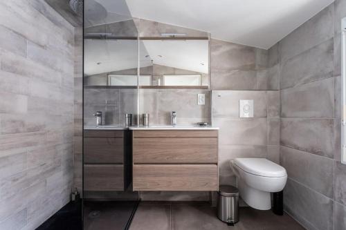 une salle de bain avec un lavabo et des toilettes dans l'établissement Place de la Comédie - Magnifique T2 au calme, à Montpellier