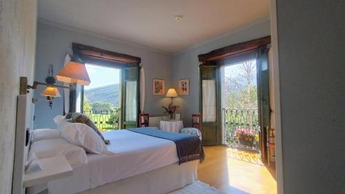 a bedroom with a bed with a view of a balcony at Hotel Boutique Villa de Palacios - Palacio de Aras in San Miguel de Aras