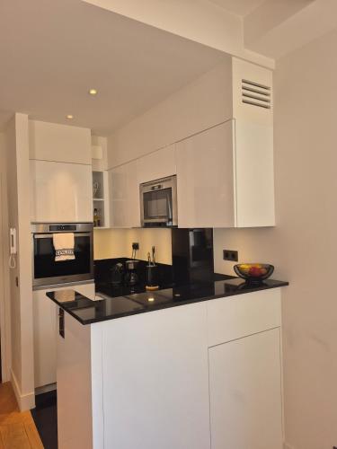 Elegant Apartment on a Quiet Street in Old Town photo 34