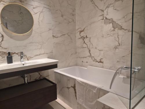 Elegant Apartment on a Quiet Street in Old Town photo 4