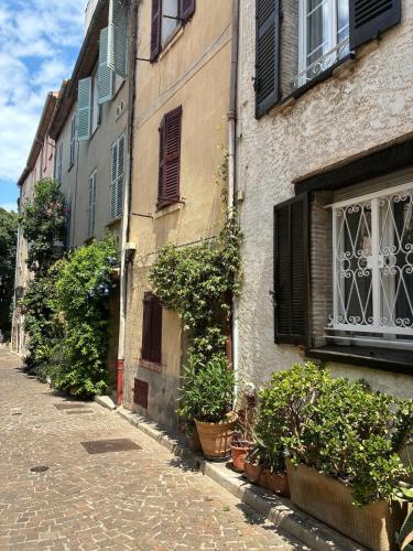 Elegant Apartment on a Quiet Street in Old Town photo 10