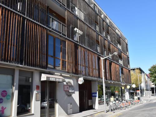 Modern Couple Stay in Lyon Docklands