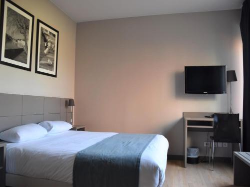 Modern Couple Stay in Lyon Docklands