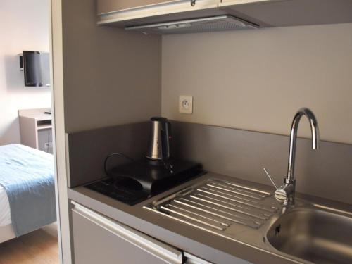 Modern Couple Stay in Lyon Docklands
