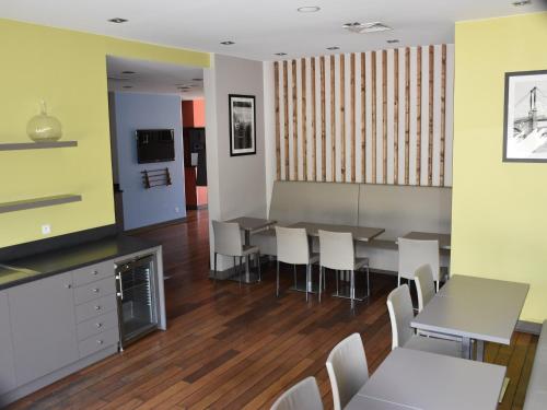 Modern Couple Stay in Lyon Docklands