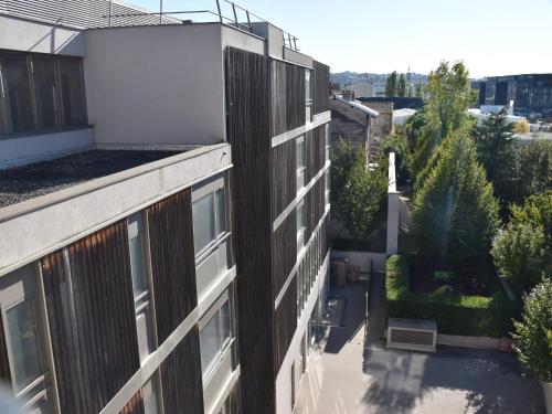 Modern Couple Stay in Lyon Docklands