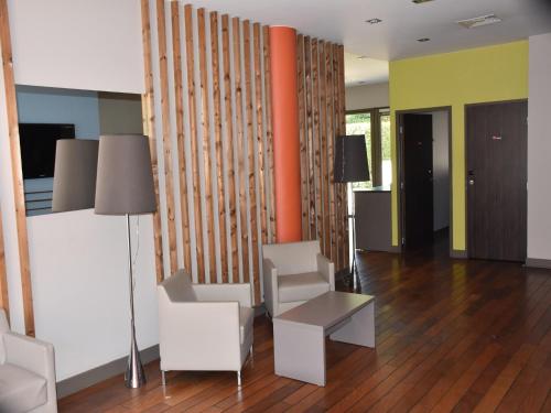 Modern Couple Stay in Lyon Docklands