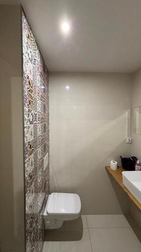 a bathroom with a toilet and a sink at Apartment Tarasy centrum in Siemiatycze