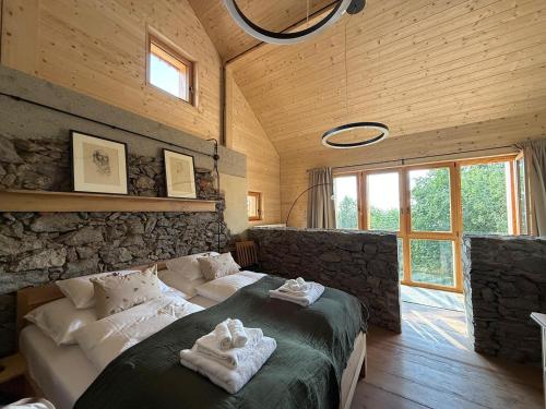 a bedroom with a bed with towels on it at Eidenberger's Herberge in Eidenberg