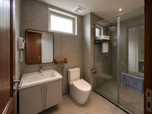 a bathroom with a toilet and a sink and a shower at Thảo Ngân Pleiku Hotel in Pleiku