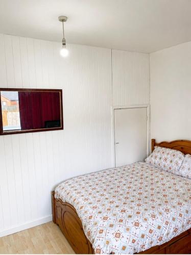 a bedroom with a bed and a window at Cosy room in Wolverhampton perfect for contractors in Wolverhampton