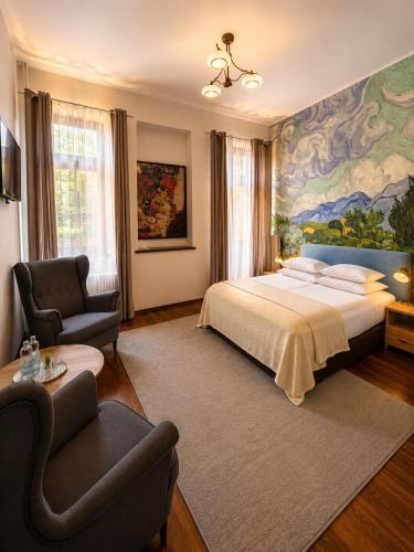 a bedroom with a large bed and a painting on the wall at Pensjonat Pod Jemiołą in Ciechocinek