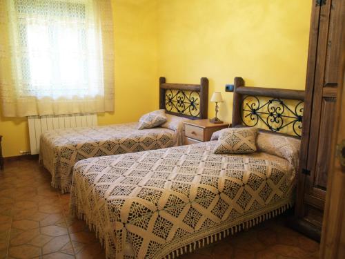Villanueva del Condado的住宿－El Porma，一间卧室设有两张床和窗户。