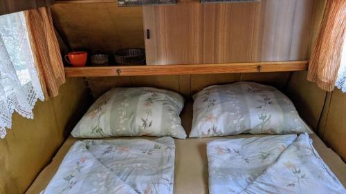 Postel nebo postele na pokoji v ubytování KULT DDR Wohnwagen am Ostseestrand