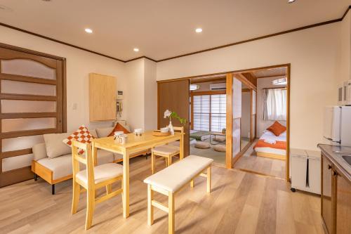 Apartment Only 2 Stops to Shinjuku Includes Baby Essentials & Luggage Hold
