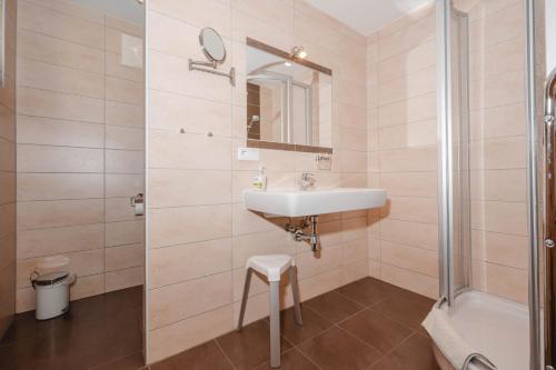 a bathroom with a sink and a shower at Landhaus Rieding in Mühlbach am Hochkönig