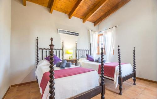 a bedroom with two beds in a room at Sa Sort Llarga in Moscari