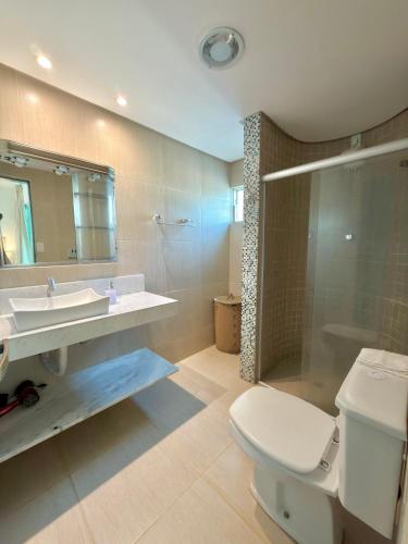 a bathroom with a toilet and a sink and a shower at Brisa de Barra Grande Beach House Pé na Areia in Maragogi