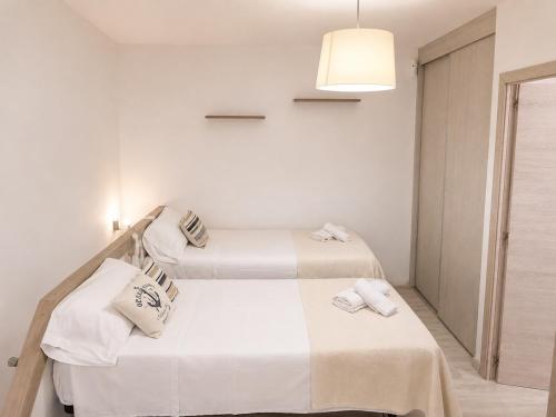 a hospital room with two beds and a lamp at EL Niu del Delta in Deltebre