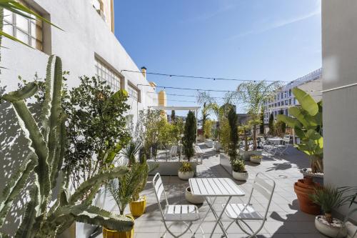 Neegroni Balcony in Lisbon - by Misha's Place 1A