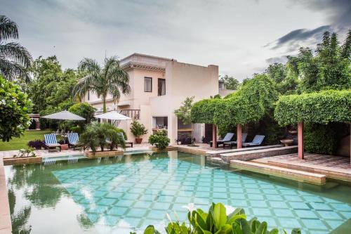 - une piscine en face d'une maison dans l'établissement Royal Heritage Haveli, à Jaipur