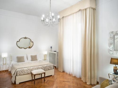 Piazza Carità- Vista Vesuvio- 4 camere -16 ospiti