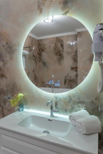 a bathroom with a sink and a mirror at Hotel Kiston in Sulęczyno