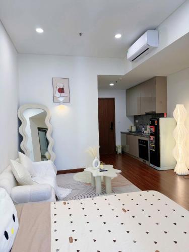 a living room with a couch and a kitchen at Bảo Châm Homestay in Gia Lâm Pho
