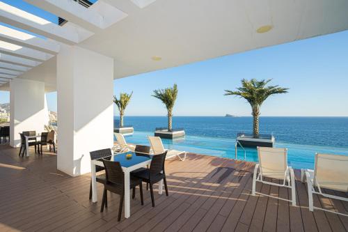 Ocean Sky Sea Benidorm. Parking Pool