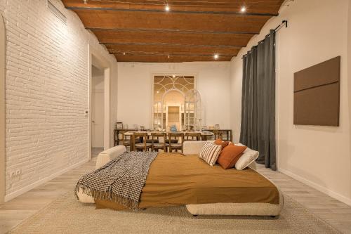 Elegant and Spacious Apartment Steps from Plaza Catalunya
