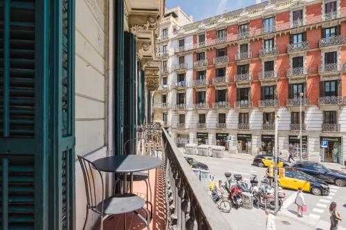 Elegant and Spacious Apartment Steps from Plaza Catalunya