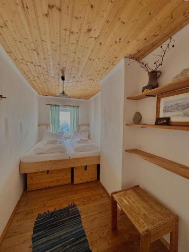 a small room with a bed and a bench at Speiereckhütte in Mauterndorf