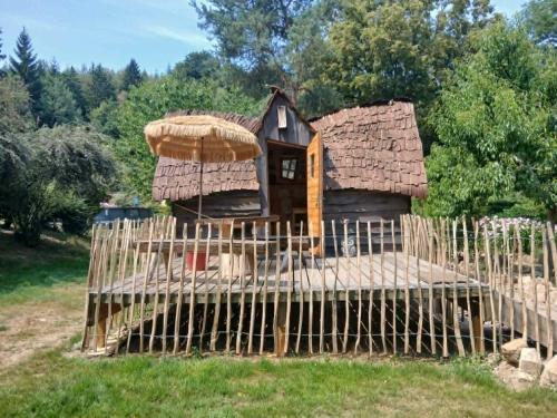 a small play house with a fence around it at La cabane de Moïra in Xertigny