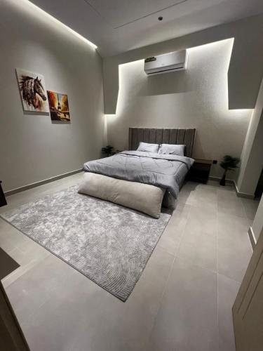 a bedroom with a bed and a rug at هابينيس شاليه in Salalah
