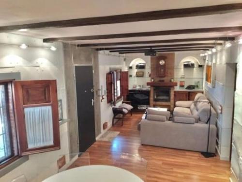 a living room with a couch and a kitchen at Chalet en Costacabana in Costacabana