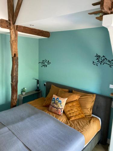 a bedroom with a bed with blue walls at Gastenverblijf 't Oelengoor in Sinderen