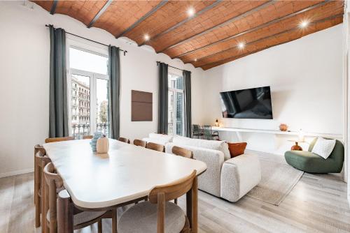 Elegant and Spacious Apartment Steps from Plaza Catalunya