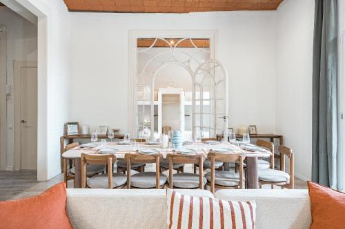 Elegant and Spacious Apartment Steps from Plaza Catalunya