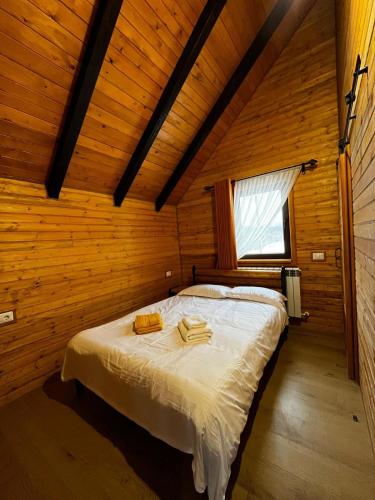 En eller flere senge i et værelse på Aframe Chalet