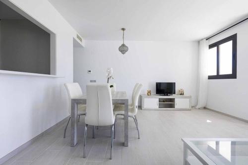 Estepona Sunsets - Modern 3-BR Beachside Apartment