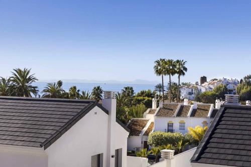 Estepona Sunsets - Modern 3-BR Beachside Apartment