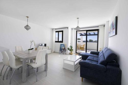 Estepona Sunsets - Modern 3-BR Beachside Apartment