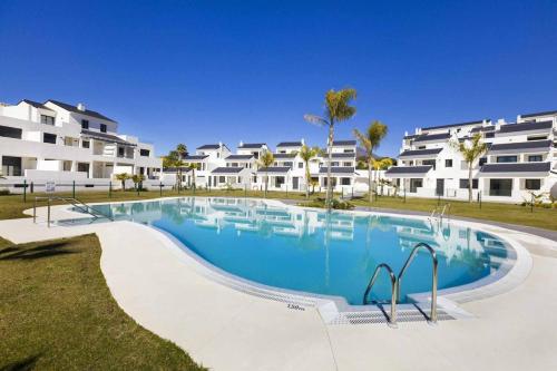 Estepona Sunsets - Modern 3-BR Beachside Apartment